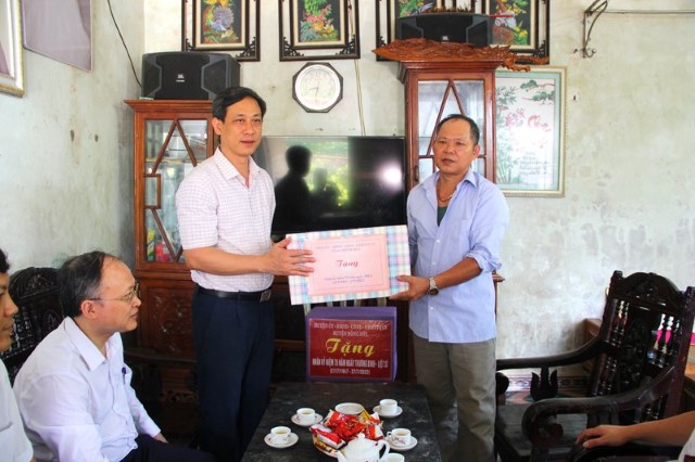 Phó Trưởng Đoàn ĐBQH tỉnh Mai Văn Hải thăm, tặng quà các gia đình chính sách huyện Đông Sơn.